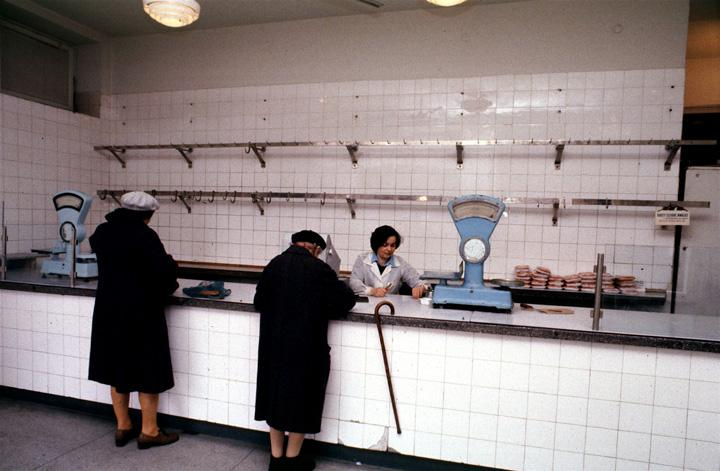 Ce mâncau românii pe vremea lui Ceaușescu: o jumătate de pâine pe zi, un litru de ulei și un kilogram de zahăr pe lună