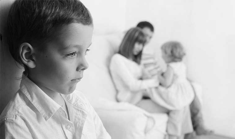 7 simptome ale sindromului copilului singur la părinți și cum afectează asta, adultul