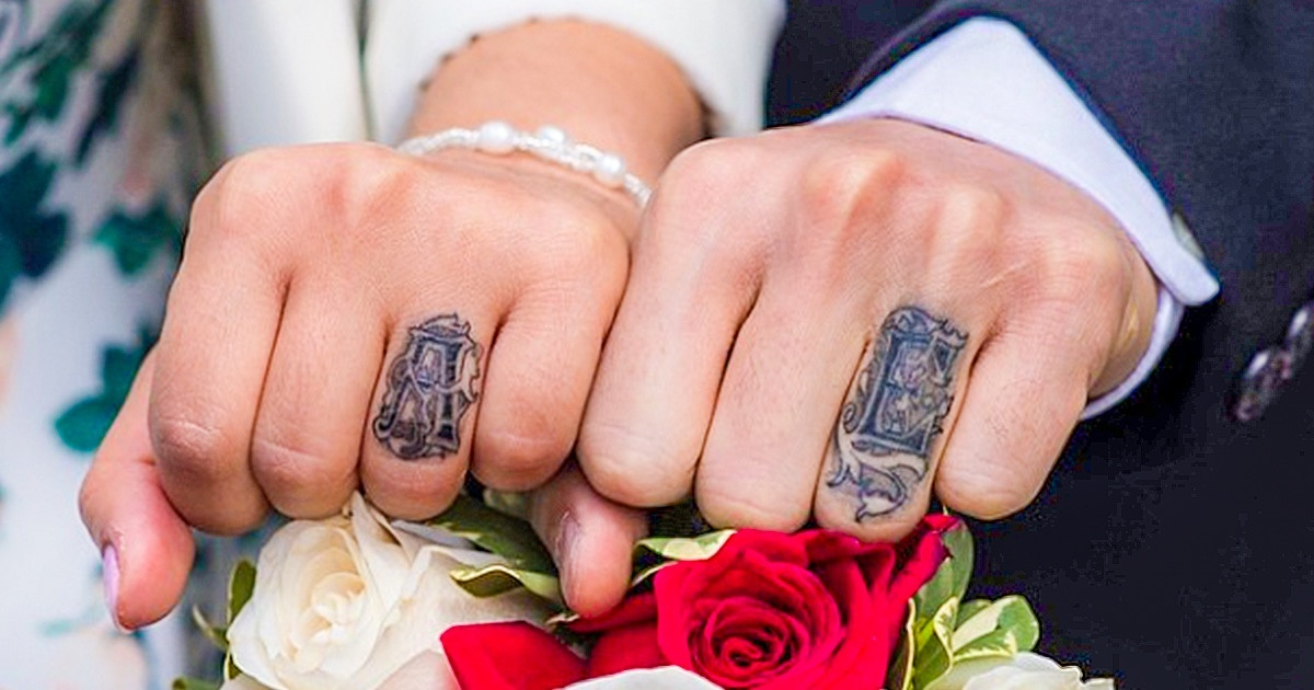 21 de cupluri care au inlocuit inelele de logodnă cu tatuaje deosebite!