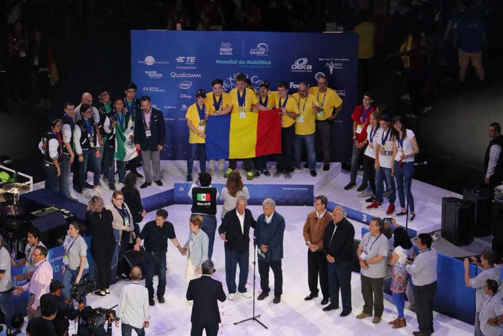 Romania a castigat aurul la olimpiada mondiala de robotica!!! Robotul lor a fost construit in doar 3 luni!!