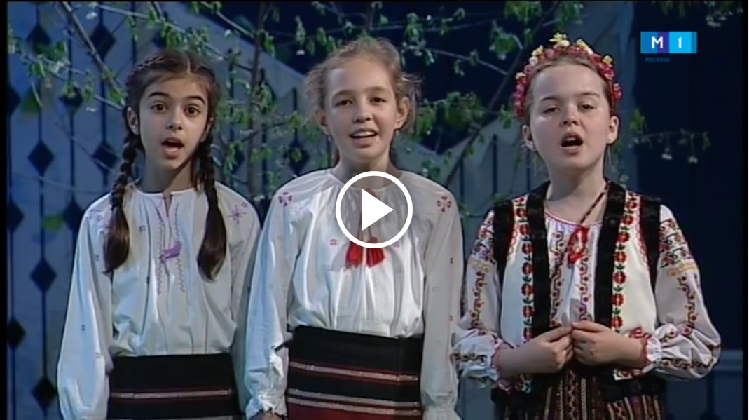 Aceste Fetite canta cel mai Frumos Colind de Sfintele Sarbatori de Pasti.. vezi VIDEO