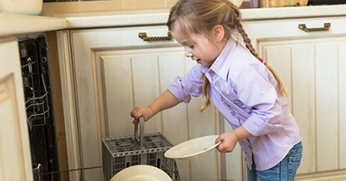 Copiii care ajută de mici la treburile casnice, au sanse mai mari să fie oameni de succes ca adulţi, susţin cercetătorii