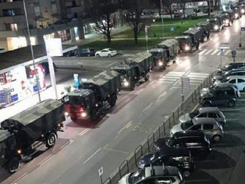 Camioane militare transportă morții în alte orașe din Italia, după ce Bergamo nu mai face față numărului de victime