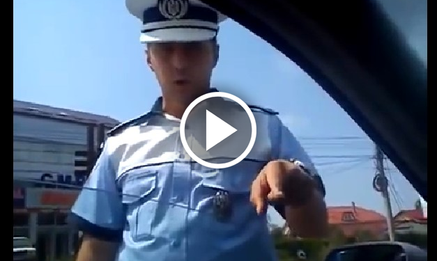 Asa se rezolva un COCALAR care NU vrea sa prezinte actele. Ia fiti atenti ce ii face acest politist! (VIDEO)