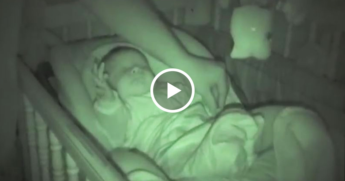 Incredibil ! Parintii au vrut sa isi filmeze bebelusul noaptea in timp ce doarme, dar ce CE au descoperit la acest bebelus depaseste orice imaginatie! - VIDEO