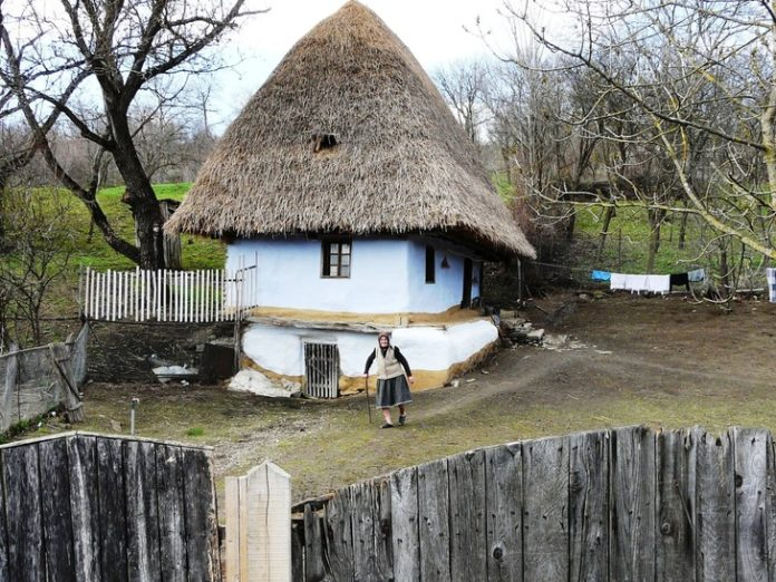 Tanti Iulica și căsuța ei, ruptă din Muzeul Satului – Are peste 150 de ani
