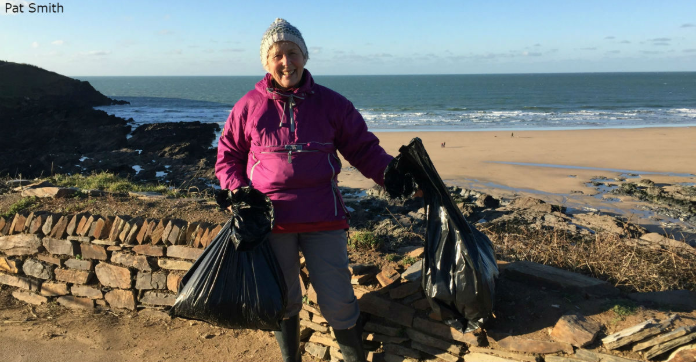 O femeie de 70 de ani a curatat singura 52 de plaje pentru a salva lumea pentru nepotii ei!