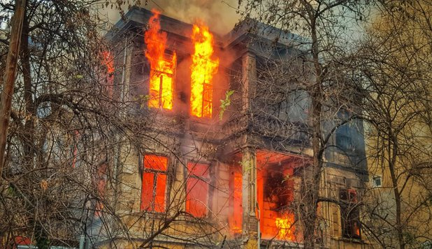 Motivul pentru care uşa închisă la cameră îţi poate salva viaţa în caz de incendiu