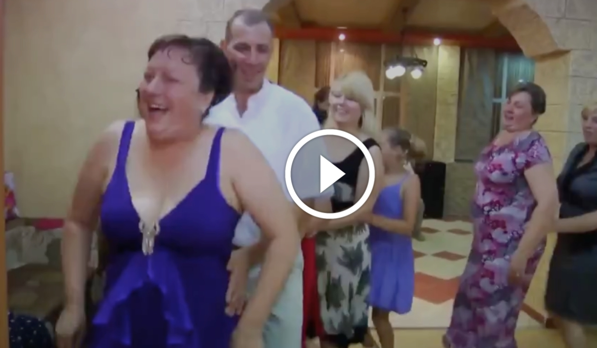 Femeia in albastru e data in calduri.. Vezi cum danseaza cu vecinii ei DANSUL PINGUINULUI - VIDEO