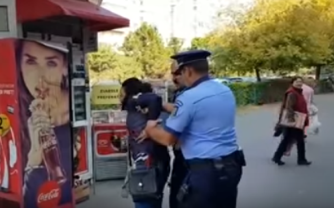 Polițiștii din Ploiești i-au pus cătușe unei vânzătoare de zarzavaturi, pentru că a refuzat să plece.