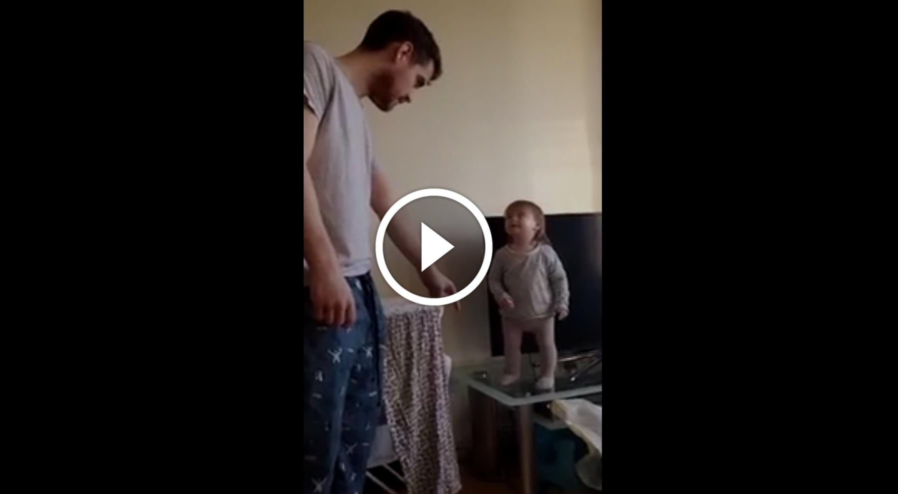Un TATA isi cearta fetita.. Reactia ei te va face sa razi - VIDEO 