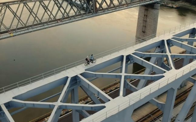 Cu bicicleta tandem pe structura celebrului pod care traversează Dunărea la Cernavodă