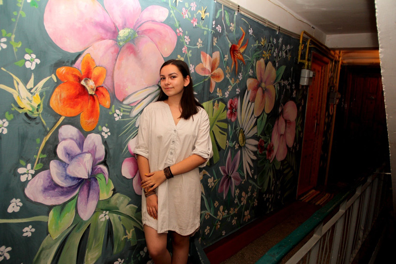 Eleva care a pictat scara blocului în Brăila. Opere de artă, în locul pereților cu var alb scorojit