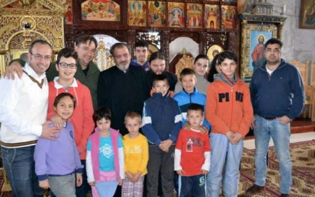 Preotul care hrăneşte 117 copii: părintele se zbate zi de zi pentru a putea asigura o masă caldă orfanilor din Suceava