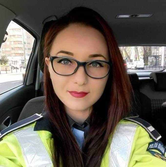 O tânără poliţistă pe nume Andrada Voicu este aproape de a fi dată afară din poliţie pentru nişte versuri 