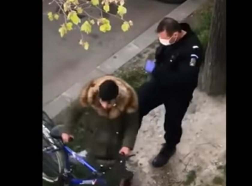 Jandarm, filmat lovind cu piciorul un adolescent! VIDEO
