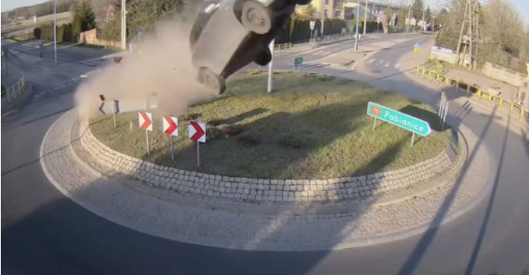 (video) 60 de metri de Zbor.Accident incredibil în Polonia. Un şofer a intrat într-un rond cu viteză şi a zburat peste 60 de metri