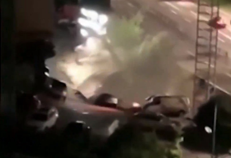 Momentul în care o groapă uriașă a înghițit 21 de mașini din parcarea unui mall