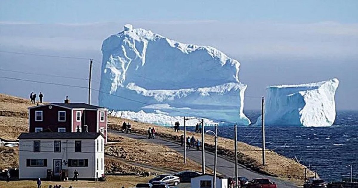 În Canada este mare agitație: de țărm s-a apropiat un aisberg de dimensiuni colosale