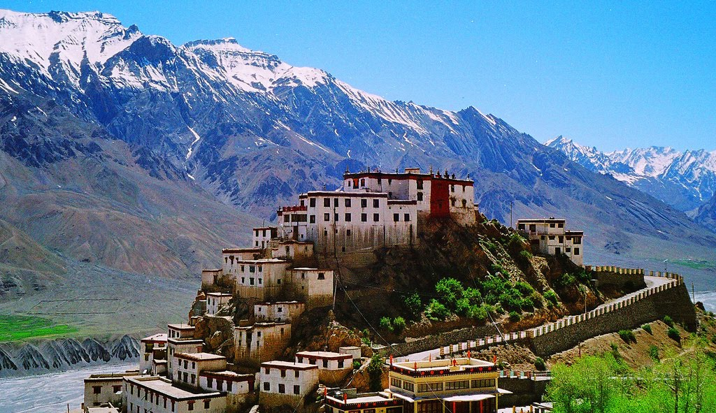 Testul suprem al izolării - 7 dintre cele mai frumoase manastiri inaccesibile din lume