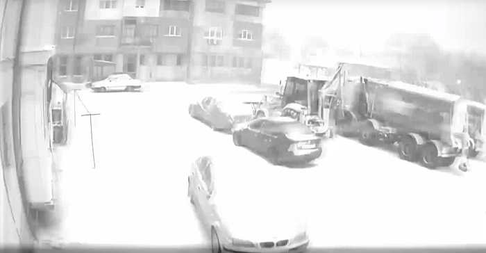 Fenomen meteo ciudat într-o localitate buzoiană. A nins cu tunete și fulgere în mijlocul nopții