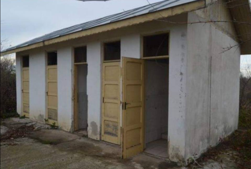 Toalete la preţ de vilă, amenajate într-o şcoală de la ţară. Primăria a investit o sumă uriaşă în doar şase ani
